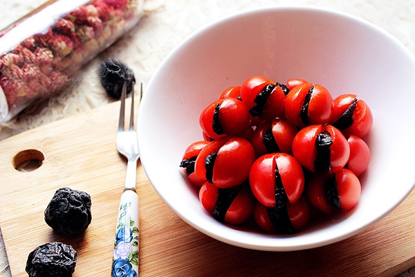 一堂关于爱情与食物的哲学课——评《番茄爱上西红柿》1