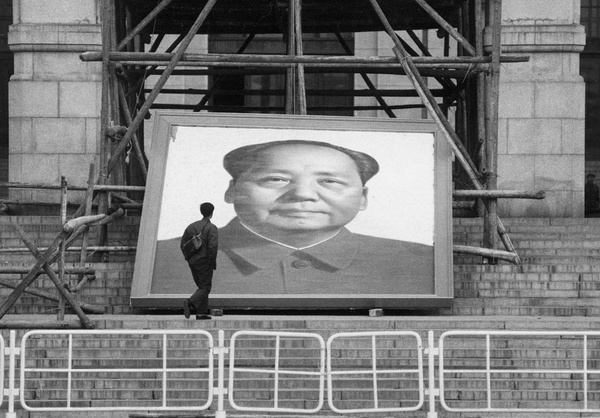 1981年，北京，中国历史博物馆，毛主席像刚被摘取下来。1