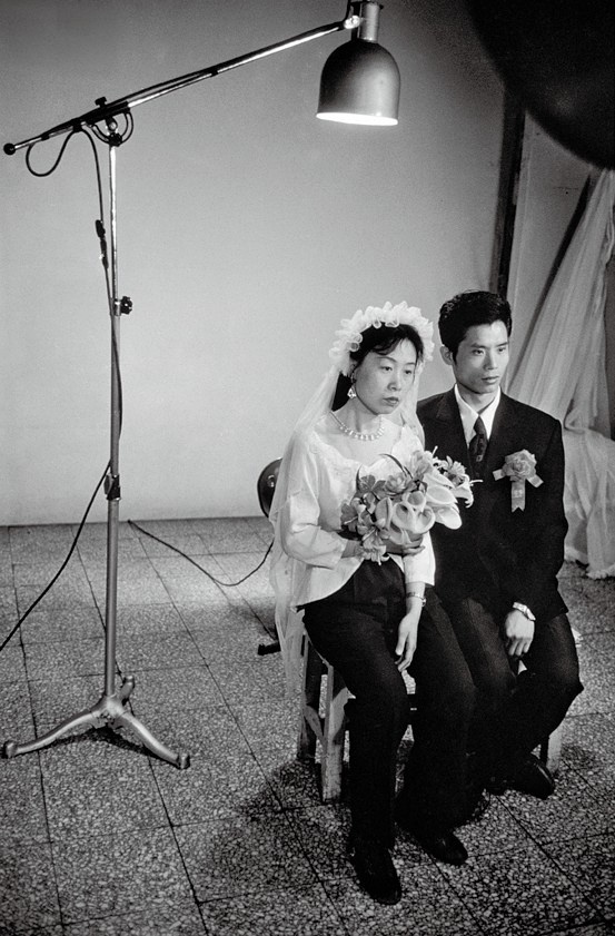 1980年，北京，首都照相馆，身着半身婚纱的新婚夫妇。1