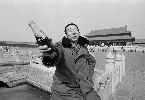 1981年，北京，“尝起来马马虎虎”，故宫里一个年轻人这样评论可口可乐的味道。1